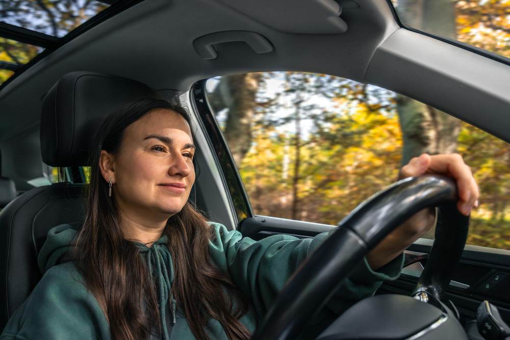 zena za volanom u automobilu<p dir=ltrPribližavanje vozačkog ispita kod mnogih kandidata istovremeno stvara uzbuđenje i nesigurnost. Zavr&scaron;eni časovi vožnje predstavljaju važan korak, ali broj održanih časova nije jedino merilo spremnosti. Mnogo je važnije kako kandidat reaguje kada se nađe u situaciji koju nije unapred očekivao.<p dir=ltrTokom obuke lako je steći sigurnost na poznatim ulicama. Pravi napredak vidi se onda kada kandidat može da prati signalizaciju, kontroli&scaron;e vozilo, procenjuje pona&scaron;anje drugih učesnika i donosi odluke bez stalnih instrukcija. Upravo tada pojedinačne radnje počinju da se povezuju u celinu.<p dir=ltrDobra priprema za vozački ispit zato ne podrazumeva poku&scaron;aj da se zapamti svaka moguća ruta. Cilj je razviti način razmi&scaron;ljanja koji može da se primeni na različite situacije. Kada kandidat razume saobraćaj umesto da samo pamti postupke, i sam ispit postaje realnija provera stečenog znanja.<h2 dir=ltrKako razlikovati naučenu rutinu od stvarnog vozačkog znanja?</h2<p<br<p dir=ltrPoznata raskrsnica često deluje jednostavno jer kandidat već zna gde treba da pogleda, kada da promeni brzinu i iz kog pravca obično dolaze druga vozila. Međutim, saobraćaj nikada nije potpuno isti. Dovoljni su radovi na putu, zaustavljeno vozilo ili promenjen režim saobraćaja da poznata situacija postane drugačija.<p dir=ltrZbog toga je tokom zavr&scaron;nog dela obuke korisno obratiti pažnju na sposobnost samostalne procene. Kandidat bi trebalo da zna za&scaron;to usporava, zbog čega nekome ustupa prvenstvo i kada određeni manevar nije bezbedan. Ako se odluka zasniva samo na tome &scaron;to je instruktor ranije rekao da se na tom mestu postupi na određeni način, znanje jo&scaron; nije dovoljno fleksibilno.<p dir=ltrInstruktor može da pomogne tako &scaron;to će postepeno smanjivati broj sugestija. Kandidat tada dobija priliku da sam uoči znak, odabere odgovarajuću traku i reaguje na promene. Gre&scaron;ke u ovoj fazi imaju veliku obrazovnu vrednost jer jasno pokazuju &scaron;ta jo&scaron; treba vežbati.<p dir=ltrSamostalno dono&scaron;enje odluka ne znači brzo odlučivanje po svaku cenu. Dobar budući vozač prepoznaje kada treba usporiti, dodatno proveriti situaciju i tek onda nastaviti kretanje.<h2 dir=ltrPolaganje za auto počinje mnogo pre dana praktičnog ispita</h2<p<br<p dir=ltrKada se približi <a href=https://www.autoskoladzale.rs/sr/b-kategorijapolaganje za auto</a, pažnja se često usmeri samo na poslednjih nekoliko časova. Međutim, rezultat ispita zavisi od navika koje su razvijane tokom cele obuke. Pravilno posmatranje saobraćaja, kori&scaron;ćenje retrovizora i blagovremeno prilagođavanje brzine ne mogu se kvalitetno usvojiti za nekoliko dana.<p dir=ltrNajkorisnija priprema počinje već na prvim časovima. Svaka pravilno ponovljena radnja postepeno postaje navika. Kada kandidat pred skretanje automatski proverava okolinu i pravovremeno daje pokazivač pravca, manje mentalne energije tro&scaron;i na osnovne postupke i vi&scaron;e pažnje može da posveti saobraćaju.<pU zavr&scaron;noj fazi zato ne treba poku&scaron;avati da se promeni veliki broj stvari odjednom. Mnogo je korisnije izdvojiti dve ili tri oblasti u kojima se gre&scaron;ke ponavljaju. Nekome će to biti promena saobraćajne trake, nekome raskrsnice, a drugom parkiranje ili procena rastojanja.<p dir=ltrCilj poslednjih časova treba da bude stabilnost. Kandidat koji vozi ujednačeno i pravilno procenjuje situacije ima bolju osnovu od onoga ko jednu zahtevnu radnju izvede odlično, a zatim izgubi koncentraciju na jednostavnijoj deonici.<h2 dir=ltrNaučite da posmatrate saobraćaj nekoliko sekundi unapred</h2<p<br<p dir=ltr<a href=https://www.kemoimpex.com/novosti/najcesce-greske-koje-prave-pocetnici-u-voznjiPočetnici</a često usmeravaju pogled neposredno ispred automobila. To je razumljivo jer jo&scaron; razmi&scaron;ljaju o upravljanju vozilom. Kako obuka napreduje, pogled treba postepeno &scaron;iriti na veći deo saobraćajne situacije.<p dir=ltrPosmatranje unapred daje vi&scaron;e vremena za reakciju. Ako se na vreme uoči pe&scaron;ački prelaz, autobus koji izlazi sa stajali&scaron;ta ili kolona koja usporava, nema potrebe za naglim postupcima. Vozač može ranije da smanji brzinu i pripremi se za promenu situacije.<p dir=ltrVažno je koristiti i retrovizore. Oni ne služe samo prilikom prestrojavanja. Redovne provere pomažu vozaču da zna &scaron;ta se događa oko automobila i da odluke donosi na osnovu potpunije slike.<p dir=ltrDobra vežba tokom časova jeste poku&scaron;aj predviđanja narednog razvoja događaja. Da li pe&scaron;ak pored prelaza namerava da zakorači na kolovoz? Može li vozilo ispred da skrene? Da li se približava raskrsnica na kojoj će biti potrebno promeniti položaj vozila? Takvo razmi&scaron;ljanje postepeno razvija vozačku procenu.<h2 dir=ltrGre&scaron;ka tokom časa treba da postane informacija za sledeću vožnju</h2<p<br<p dir=ltr<a href=https://www.glas-javnosti.rs/vesti/drustvo/padaju-na-istim-greskama-ovo-su-propusti-zbog-kojih-kandidati-najcesce-ne-poloze-vozacki-ispitGre&scaron;ke</a su sastavni deo obuke. Problem nije sama gre&scaron;ka, već situacija u kojoj kandidat ne razume zbog čega je do nje do&scaron;lo i nastavlja da je ponavlja.<p dir=ltrPosle zahtevnog časa korisno je izdvojiti nekoliko minuta za kratku analizu. Umesto op&scaron;teg zaključka da vožnja nije bila dobra, potrebno je precizno odrediti problem. Da li je znak primećen kasno? Da li je brzina bila previsoka za pravovremenu reakciju? Da li je provera retrovizora izostala pre promene pravca?<p dir=ltrKada se uzrok jasno defini&scaron;e, sledeći čas dobija konkretan cilj. Kandidat tada može svesno da prati određenu radnju sve dok ona ne postane sigurnija.<p dir=ltrTreba obratiti pažnju i na gre&scaron;ke koje se ponavljaju. Jedan propust može biti posledica trenutnog pada koncentracije. Ista gre&scaron;ka na nekoliko časova ukazuje da određeni deo vožnje jo&scaron; nije potpuno usvojen i da mu treba posvetiti dodatnu pažnju.<h2 dir=ltrNe poku&scaron;avajte da vozite drugačije samo zato &scaron;to je počeo ispit</h2<p<br<p dir=ltrJedna od čestih zamki jeste poku&scaron;aj kandidata da na ispitu bude previ&scaron;e oprezan. Tada se menja način vožnje koji je tokom časova već postao stabilan. Predugo čekanje, neodlučnost ili naglo smanjivanje brzine mogu nastati upravo zbog želje da se ne napravi nijedna gre&scaron;ka.<p dir=ltrMnogo je korisnije voziti na način koji je razvijen tokom kvalitetne obuke. Ako je kandidat navikao da proverava okolinu, održava odgovarajuće rastojanje i prilagođava brzinu, nema razloga da te postupke menja zbog prisustva ispitivača.<p dir=ltrVažno je pažljivo slu&scaron;ati instrukcije i reagovati tek kada postoje uslovi za bezbedno izvođenje tražene radnje. Kandidat ne treba da žuri samo zato &scaron;to je dobio nalog za skretanje ili promenu pravca.<p dir=ltrKoncentracija treba da ostane na trenutnoj situaciji. Razmi&scaron;ljanje o prethodnoj gre&scaron;ci odvlači pažnju od onoga &scaron;to se upravo događa na putu. Svaka nova raskrsnica zahteva novu procenu.<h2 dir=ltrParkiranje je lak&scaron;e kada se razume prostor oko vozila</h2<p<br<p dir=ltrParkiranje kod početnika često izaziva vi&scaron;e nesigurnosti od same vožnje. Razlog je jednostavan. Kandidat mora istovremeno da kontroli&scaron;e malu brzinu, položaj vozila, okolne prepreke i pravac kretanja.<p dir=ltrUmesto pamćenja velikog broja tačaka i pokreta volana, korisnije je razumeti kako se automobil pona&scaron;a. Posebno treba razvijati osećaj za položaj prednjeg i zadnjeg dela vozila i pratiti promene kroz retrovizore.<p dir=ltrMala brzina omogućava vi&scaron;e vremena za procenu. Ako položaj nije dobar, pravovremena korekcija je bolja od nastavka manevra po svaku cenu. Su&scaron;tina nije u tome da se svaki manevar izvede &scaron;to brže, već kontrolisano.<p dir=ltrIsto pravilo važi i nakon dobijanja dozvole. Parkirali&scaron;ta se razlikuju, okolna vozila nisu uvek pravilno postavljena, a raspoloživi prostor može biti drugačiji. Razumevanje principa zato vredi vi&scaron;e od pamćenja jedne naučene procedure.<h2 dir=ltrDan pre ispita nije vreme za intenzivno učenje</h2<p<br<p dir=ltrKandidat koji je redovno radio tokom obuke nema potrebu da poslednje veče poku&scaron;ava da nadoknadi sve &scaron;to smatra nedovoljno dobrim. Prevelika količina informacija neposredno pred ispit može dodatno povećati napetost.<p dir=ltrMnogo je korisnije kratko ponoviti <a href=https://www.blic.rs/vesti/drustvo/ovo-je-najteze-pitanje-na-vozackom-ispitu-a-pogresan-odgovor-u-saobracaju-moze-da/d2nd4vfključna pravila</a i pripremiti sve &scaron;to je potrebno za naredni dan. Dovoljno sna i normalna dnevna rutina mogu doprineti koncentraciji vi&scaron;e nego vi&scaron;esatno analiziranje svake moguće situacije.<p dir=ltrTreba izbegavati i poređenje sa drugim kandidatima. Neko je sigurniji u parkiranju, drugi bolje procenjuje raskrsnice, a treći je jednostavno opu&scaron;teniji tokom ispita. Tuđa iskustva ne određuju spremnost konkretnog kandidata.<p dir=ltrNajvažnije je osloniti se na postupke koji su uvežbavani tokom časova. Ispit nije trenutak za nove tehnike, već prilika da se pokaže ono &scaron;to je već naučeno.<p<br<h2 dir=ltrPrava spremnost vidi se kada instruktor vi&scaron;e nije centar pažnje</h2<p<br<p dir=ltrNa prvim časovima kandidat često čeka instruktorovu potvrdu pre gotovo svake odluke. To je prirodan deo učenja. Kako obuka napreduje, potreba za takvom potvrdom treba da se smanjuje.<p dir=ltrJedan od najboljih pokazatelja spremnosti jeste trenutak kada kandidat počne samostalno da prati saobraćaj i donosi većinu odluka bez dodatnih sugestija. Instruktor je i dalje prisutan, ali vi&scaron;e nije osoba od koje se očekuje re&scaron;enje svake situacije.<p dir=ltrTo ne znači da vožnja mora biti bez ijednog propusta. Ni iskusni vozači ne donose svaku odluku savr&scaron;eno. Važnije je da kandidat prepoznaje rizik, po&scaron;tuje pravila i ume da koriguje postupak kada primeti problem.<p dir=ltrVozački ispit tada prestaje da bude jedini cilj. Mnogo važnije postaje pitanje da li kandidat može bezbedno da nastavi da razvija iskustvo nakon dobijanja dozvole. Kada se obuka usmeri ka toj sposobnosti, uspe&scaron;no polaganje predstavlja potvrdu stečenog znanja, dok prava vrednost dolazi kasnije kroz sigurnu, odgovornu i promi&scaron;ljenu samostalnu vožnju.